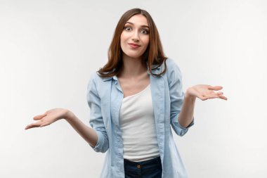 - Bilmiyorum. - Neden? Uzun düz saçlı, kafası karışmış esmer bir kadının stüdyo fotoğrafı, günlük kıyafetler giymiş, ellerini yana doğru açıyor, sırıtıyor, seçim yaparken şüpheye düşüyor. İnsan duyguları kavramı.