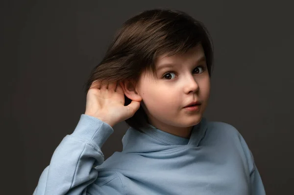 Kíváncsian Fiatal Iskolás Fiú Éves Kézen Fogva Füléhez Próbál Kihallgatni — Stock Fotó