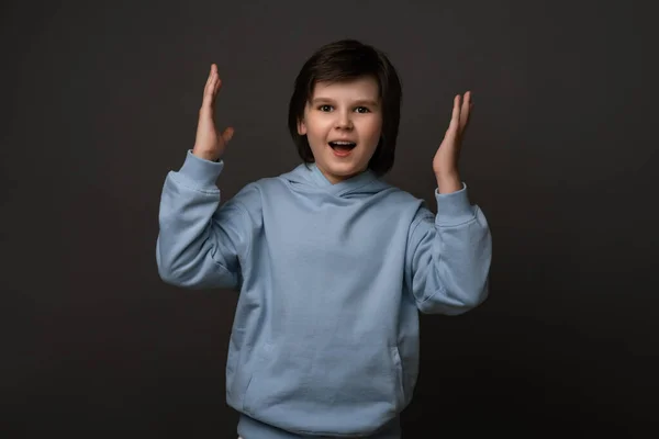 Στούντιο Πλάνο Του Συναισθηματική Έκπληξη Νεαρό Αγόρι Ετών Ντυμένος Casual — Φωτογραφία Αρχείου