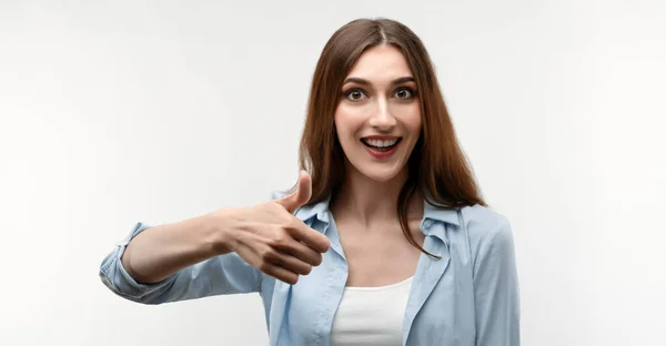 Glückliche Kaukasische Junge Frau Mit Langen Kastanienbraunen Haaren Lässig Gekleidet — Stockfoto