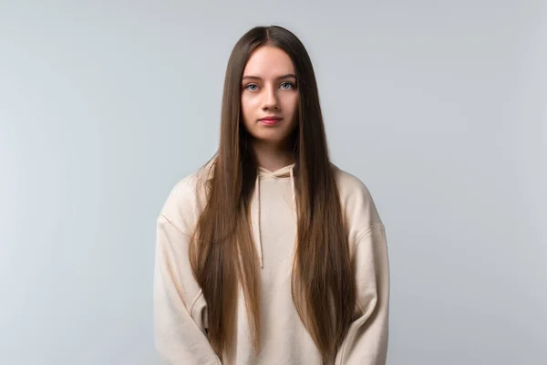 Студійний Знімок Творчої Красивої Дівчини Довгим Каштановим Волоссям Стильному Бежевому — стокове фото