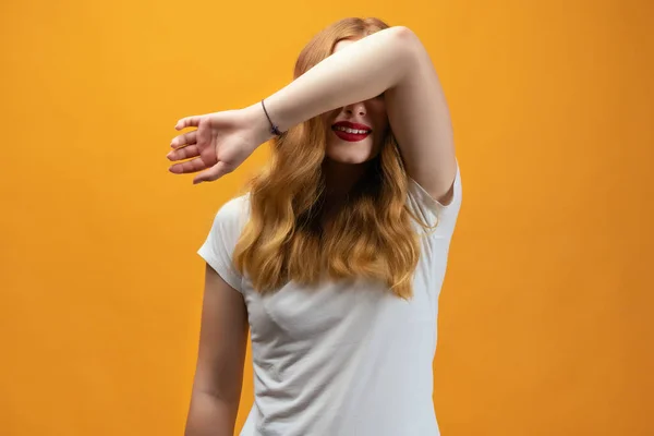 Mujer Joven Con Pelo Largo Ondulado Rubio Vistiendo Una Camiseta —  Fotos de Stock