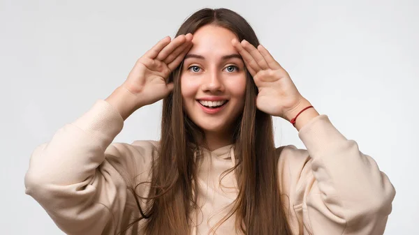 Närbild Studio Porträtt Ung Vacker Brunett Kvinna Tittar Genom Fingrarna — Stockfoto