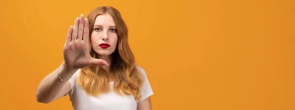 Mulher Bonita Nova Com Ruiva Ondulada Olhando Sério Severo Vestindo — Fotografia de Stock