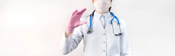 Άποψη Της Νεαρής Γυναίκας Γιατρού Λευκό Παλτό Ιατρική Μάσκα Και — Φωτογραφία Αρχείου