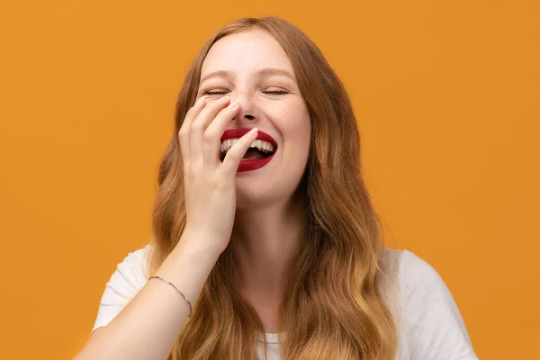 Joyful Jonge Vrouw Met Golvende Roodharige Het Dragen Van Witte — Stockfoto