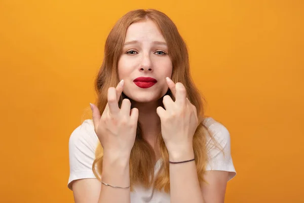 Chica Bonita Con Pelirroja Ondulada Vistiendo Una Camiseta Blanca Con — Foto de Stock