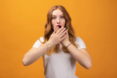 - Korkuyorum. Korku, fobi, panik atak, korku. Beyaz tişörtlü, sarı arka planda soyutlanmış kızıl saçlı korkmuş kızın portresi.