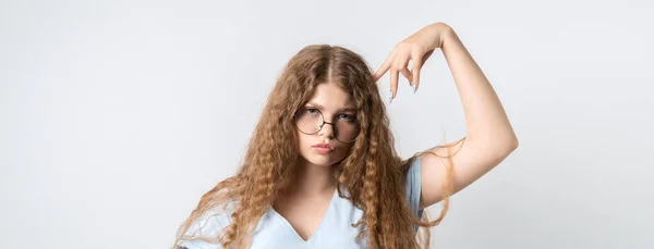 Foto Ragazza Pensierosa Con Capelli Lunghi Ricci Occhiali Rotondi Guardando — Foto Stock