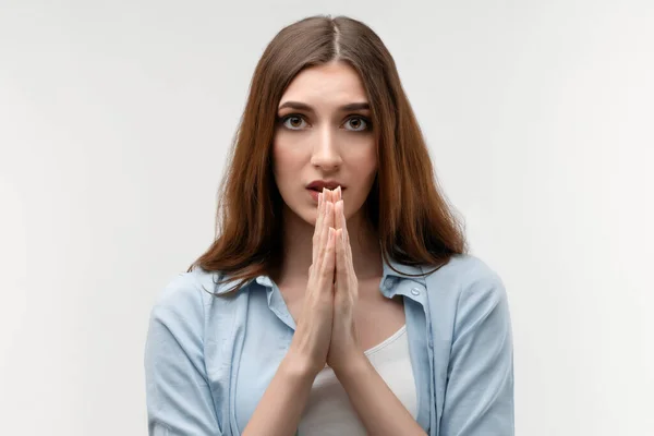 Jonge Vrouw Met Lang Kastanjebruin Haar Houdt Hand Het Naambordje — Stockfoto