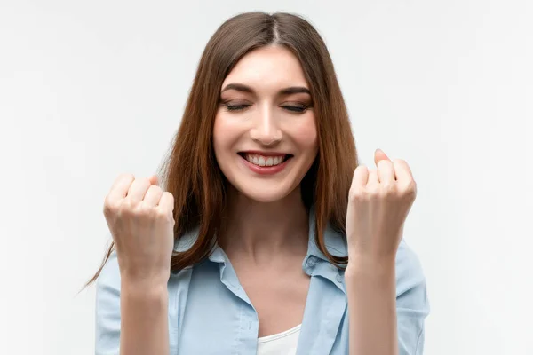 Succesvolle Jonge Vrouw Met Lang Kastanjebruin Haar Gekleed Casual Kleding — Stockfoto