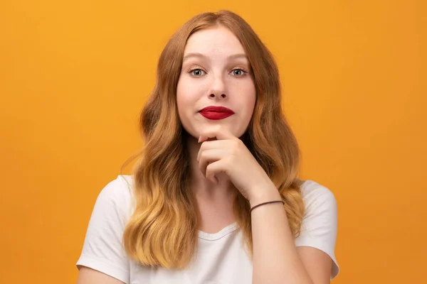 Foto Pensive Ung Kvinna Med Vågigt Rödhårig Stående Med Handen — Stockfoto