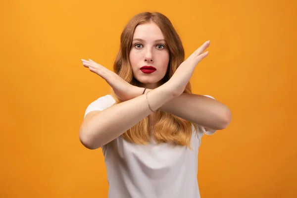 Imagen Mujer Seria Veinteañera Con Pelirroja Ondulada Haciendo Signo Con —  Fotos de Stock