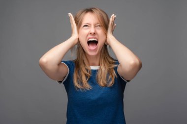 Çığlık, nefret, öfke. Kızgın sarışın kız elleriyle kulaklarını kapattı ve çığlık attı. Korkunç sesler duyuyordu. Rahatsızlığını dile getirdi. İnsani duygular, yüz ifadesi kavramı