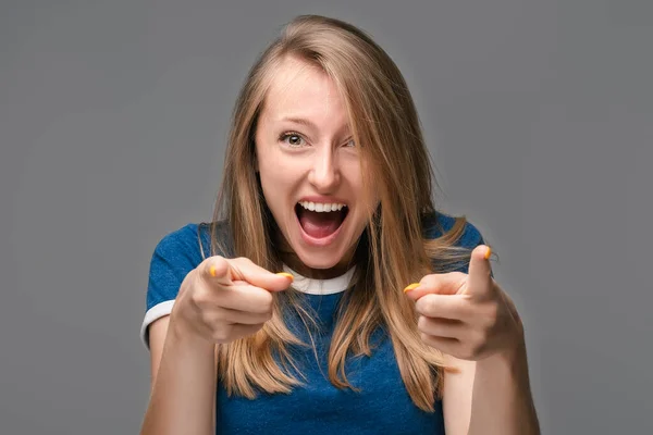 Framgångsrik Ung Kvinna Med Blont Rakt Hår Klädd Blå Shirt — Stockfoto