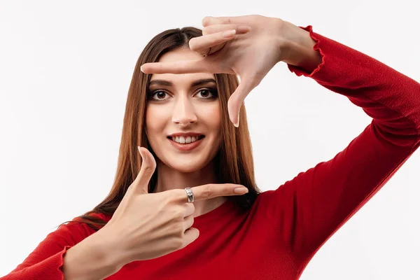 Foto Mulher Engraçada Com Longos Cabelos Castanhos Vestindo Camisola Vermelha — Fotografia de Stock