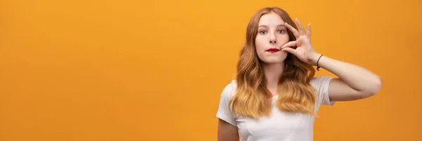 Young Woman Long Wavy Blonde Hair Dressed White Shirt Zipped — Stock Photo, Image