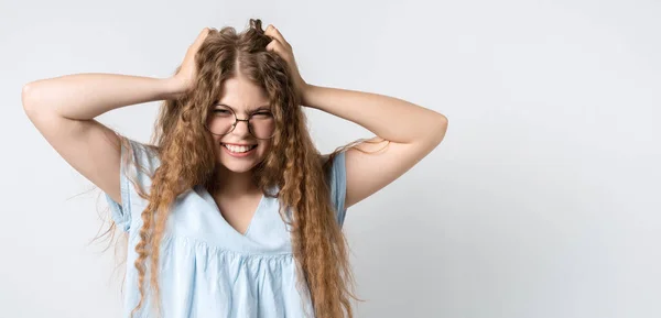 Foto Una Hermosa Chica Emocional Con Pelo Largo Rizado Espectáculos —  Fotos de Stock