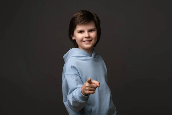 Χαρούμενο Αγόρι Ετών Ντυμένο Καθημερινά Ρούχα Χαμογελώντας Και Δείχνοντάς Δείκτη — Φωτογραφία Αρχείου