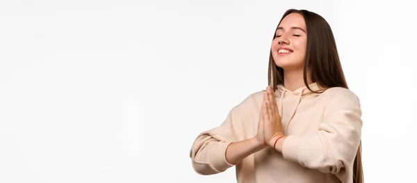 Imagem Mulher Morena Satisfeita Com Cabelos Longos Sorrindo Segurando Palmas — Fotografia de Stock