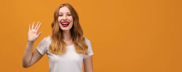 Bom Dia Retrato Mulher Amigável Adorável Com Ruiva Ondulada Vestindo — Fotografia de Stock