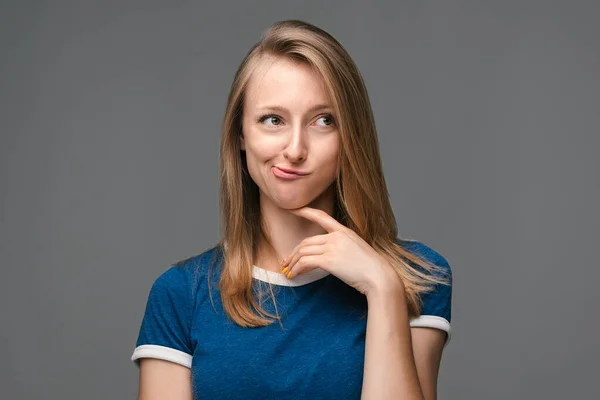 Nachdenkliche Junge Frau Mit Blonden Glatten Haaren Blauen Hemd Steht — Stockfoto