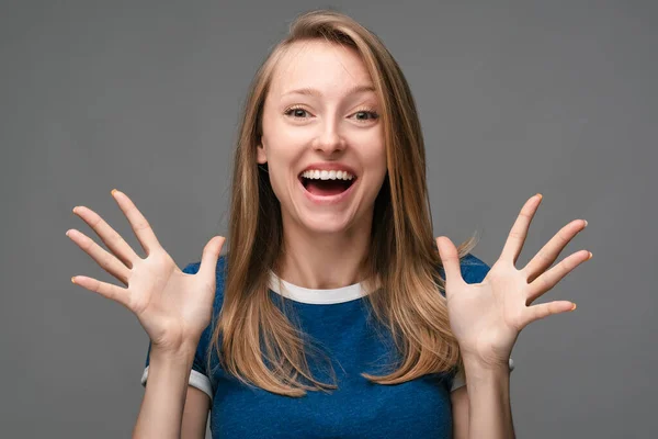 Positiv Ung Kvinna Med Blont Rakt Hår Klädd Blå Shirt — Stockfoto