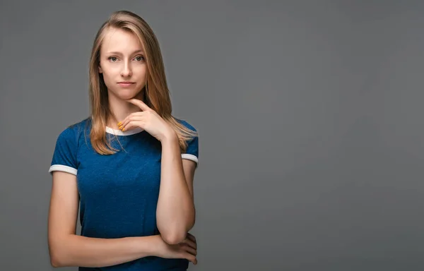 Beeld Van Mooie Broedende Jonge Blonde Vrouw Casual Blauw Shirt — Stockfoto