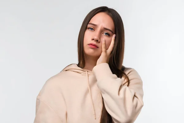 Foto Der Müden Jungen Brünetten Frau Bedeckt Gesicht Fühlt Müdigkeit — Stockfoto