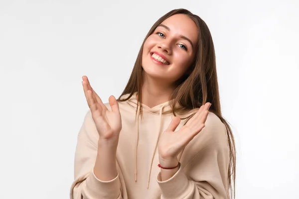 Positiv Ung Brunette Kvinde Smiler Lykkeligt Spreder Sine Hænder Til - Stock-foto