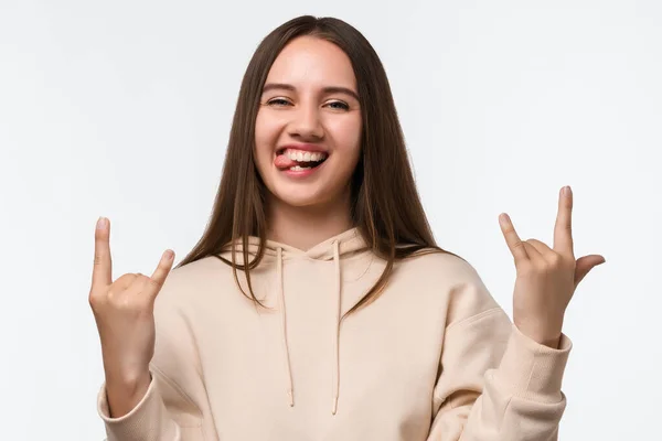 Emotiva Giovane Donna Con Capelli Biondi Lisci Segno Rock Roll — Foto Stock