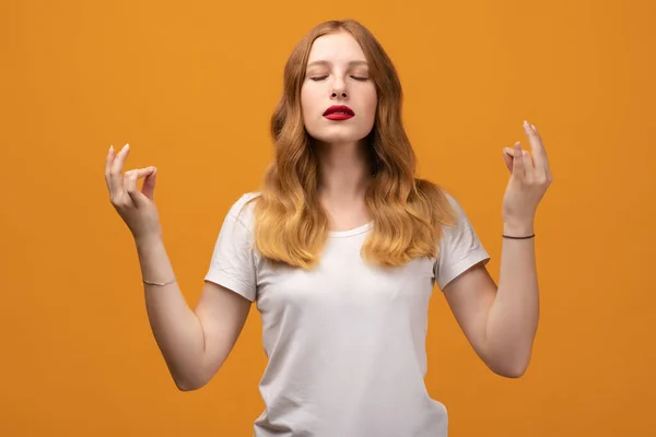 Jonge Mooie Vrouw Met Golvende Roodharige Het Dragen Van Witte — Stockfoto