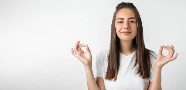 Menina Europeia Calma Atraente Com Cabelo Longo Castanho Encantado Meditando — Fotografia de Stock