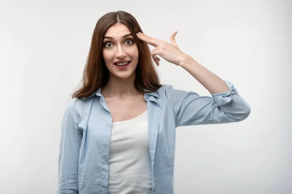 Vreugdevolle Blanke Jonge Vrouw Met Lang Kastanjehaar Gekleed Casual Kleding — Stockfoto