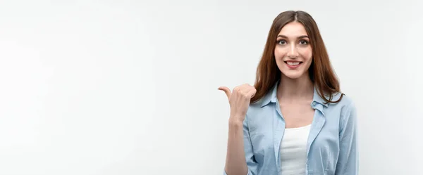 Mooi Meisje Met Lang Kastanjebruin Haar Gekleed Casual Kleding Wijzend — Stockfoto