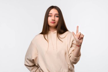 Uzun kestane rengi saçlı, işaret parmağı gösteren, azarlayan ya da azarlayan ciddi bir genç kadının portresi. Kız parmağını kaldırır ve der ki:.