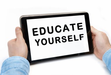 Beyaz arkaplan ve konsept üzerine yazılar içeren tableti tutan erkek eller