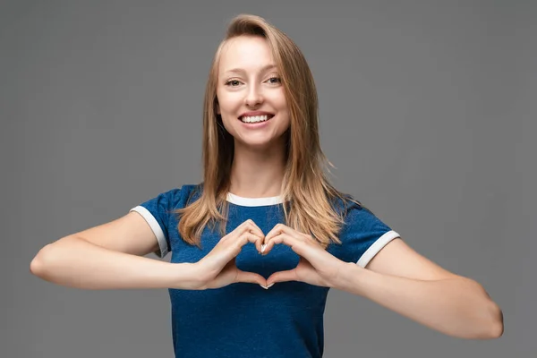 Ung Blond Kvinna Klädd Blå Shirt Vilket Gör Hjärtat Symbol — Stockfoto