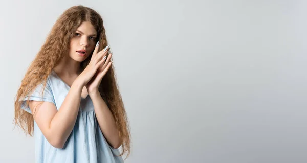 Фото Вдумчивой Европейской Молодой Женщины Кудрявыми Длинными Волосами Смотрит Мечтательным — стоковое фото