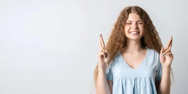 Moet Winnen Vreugdevolle Europese Jonge Vrouw Met Krullend Lang Haar — Stockfoto