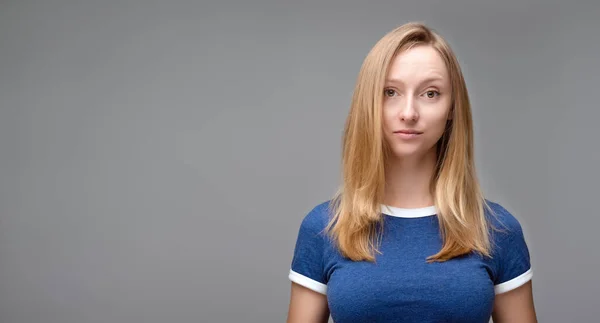 Porträtt Ung Vacker Kvinna Med Blont Hår Och Blå Shirt — Stockfoto