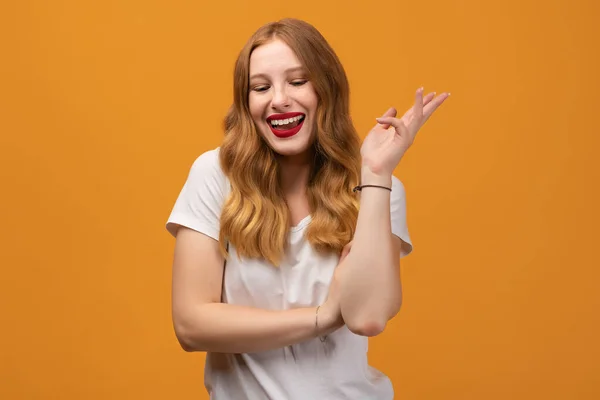 Joyful Jonge Vrouw Met Golvende Roodharige Het Dragen Van Witte — Stockfoto