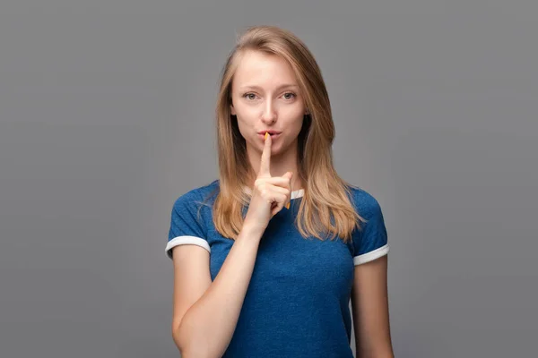 Mulher Loira Muito Jovem Vestida Com Camisa Azul Mantém Dedo — Fotografia de Stock