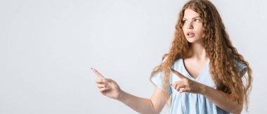 Görsen iyi olur. Uzun kıvırcık saçlı, parmakları için ikisini de işaret eden meraklı Avrupalı kız terfiniz için boş yer gösteriyor. İnsanlar, reklam kavramı