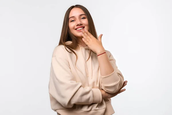 Glada Ung Kvinna Med Lång Kastanj Hår Stående Nöjd Uttryck — Stockfoto