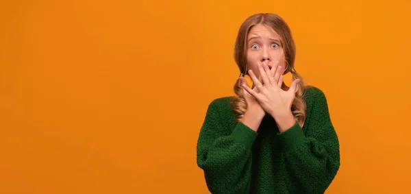 Miedo Imagen Una Chica Rubia Asustada Años Con Suéter Verde — Foto de Stock
