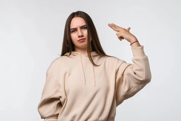 Jovem Bela Mulher Atirando Matando Apontando Mão Dedos Para Cabeça — Fotografia de Stock