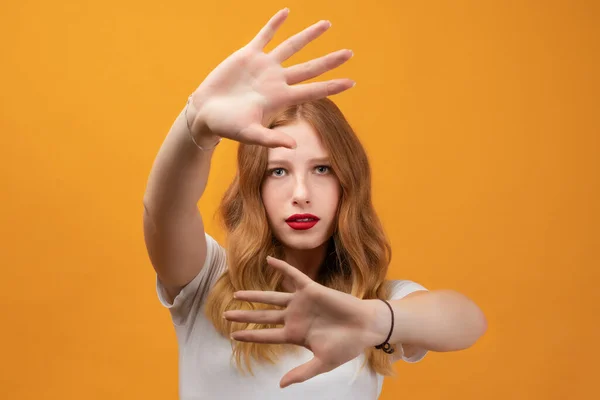 Bild Allvarlig Kvinna Årsåldern Med Långt Vågigt Blont Hår Bär — Stockfoto