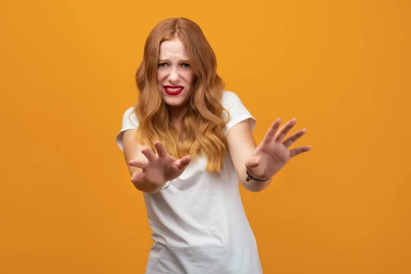 Chica Bonita Con Pelo Largo Ondulado Rubio Vistiendo Camiseta Blanca —  Fotos de Stock