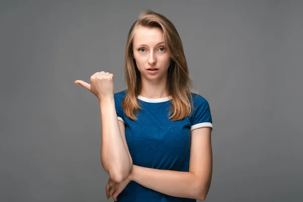 Young Woman Blonde Straight Hair Isolated Gray Background Pointing Finger — Stock Photo, Image